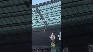 L'entrée folle et historique de JUL au Stade de France : arrivée par les airs comme Johnny Hallyday
