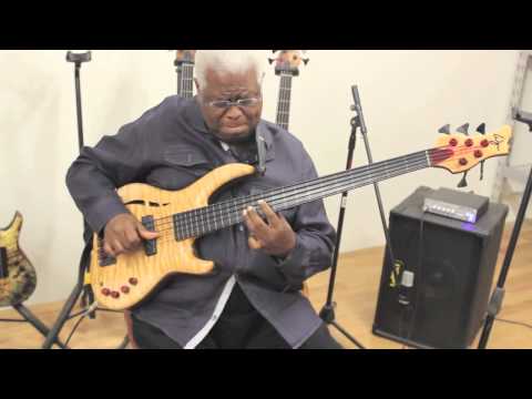 Abraham Laboriel tries out his new Wyn Fretless