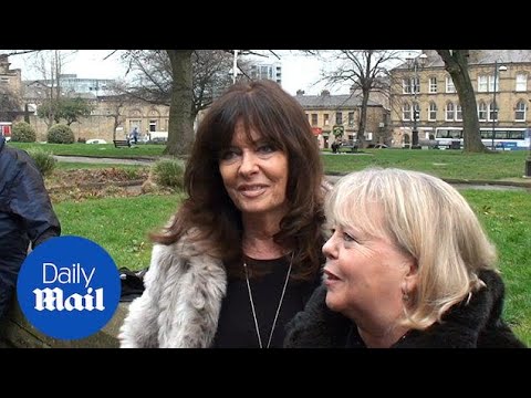 'Allo 'Allo stars pay tribute to actor Gorden Kaye at his funeral - Daily Mail