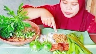 Download lagu This is a salad of papaya leaves, salted fish, young stinky beans, and oncom chili sauce. mp3
