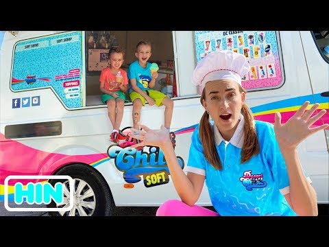 व्लाद और निकिता खाना पकाने के खिलौनों के साथ खेलते हैं