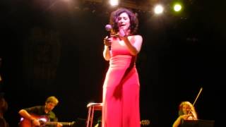 Elena Gadel cantando "Ulls petits" en Luz de Gas