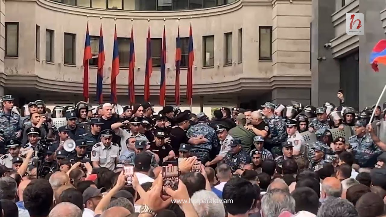 Ոստիկանապետ Արամ Հովհաննիսյանը զայրանում է ոստիկանների վրա և նրանց հրամայում հանդարտվել