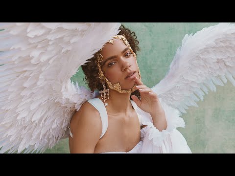 4 PHOTOGRAPHERS SHOOT THE SAME MODEL