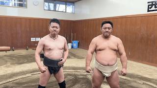 - 相撲に挑戦します。