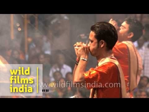 Priests blow conch shell 'Shankh' before Ganga aarti at Banaras — वीडियो थंबनेल