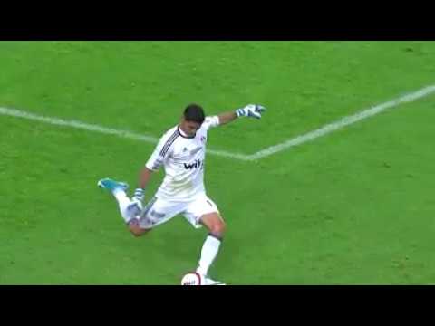 WARNING GRAPHIC VIDEO Atlas goalkeeper Oscar Ustari suffers a FREAK knee injury