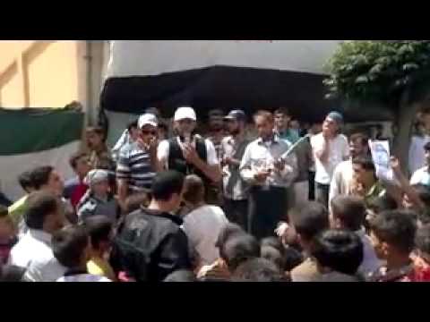 كلمة يلقيها احمد الفج قائد كتيبة شهداء الاتارب أثناء مظاهرة في مدينة الأتارب