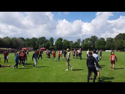 Ishøj IF spillere og supportere fejrer opprykning til 3. division på Ishøj Stadion 11.06.2022