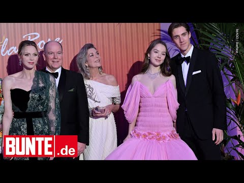 Pärchenauftritt verzückt Mama: Beim Rosenball stiehlt Alexandra von Hannover Charlène die Show