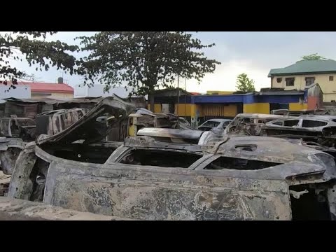 儘管總統的懇求，拉各斯的建築被燒燬，武裝幫派也被燒燬。 (Burned-out buildings and armed gangs in Lagos despite president's plea)