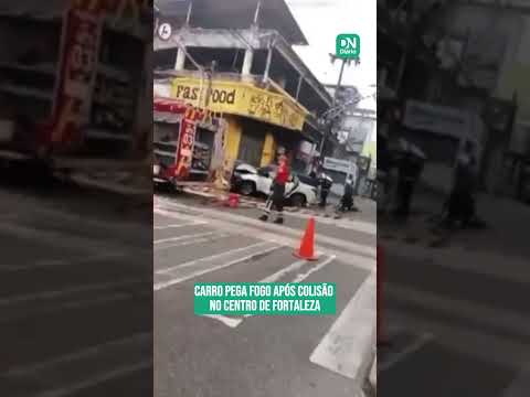 Colisão entre dois veículos no Centro de Fortaleza deixa três feridos e carro pega fogo