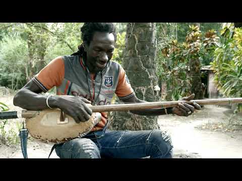 Watcha plays "Maimuna" - Jola akonting music from Senegal