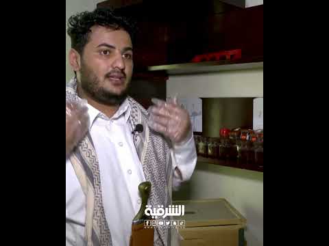 شاهد بالفيديو.. يمني يعتمر خوذة من النحل المنتج لأجود أنواع العسل في العالم