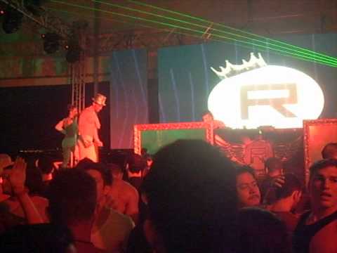 Republika Brasília - 9 de março de 2013 - DJ Mike Gentile (Espanha) and Dancers