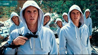 A man travels through time and forms a gang with 100 copies of himself to rob a bank.