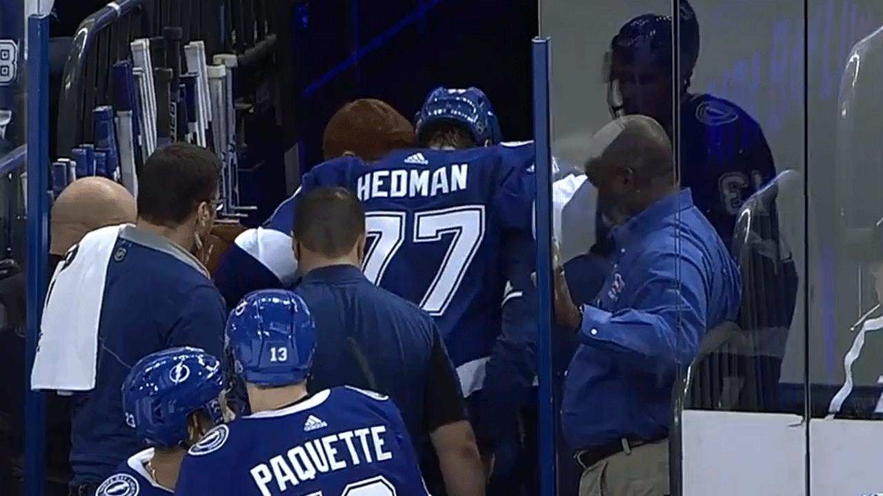 Vidéo: OUCHHHHHHH!!!!! Regardez la jambe de Victor Hedman!!!!!!