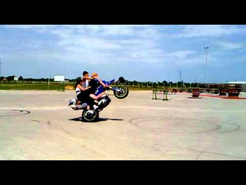 Dejan Spoljar- Stunt SHOW Gradište- Na zadnjem tocku s 3 cure !