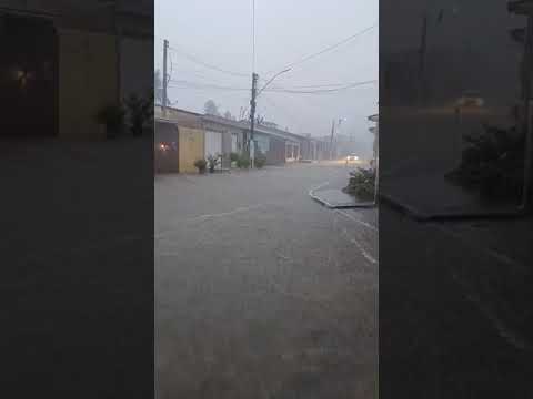 chuva forte alaga ruas  na cidade de Boca da mata - AL