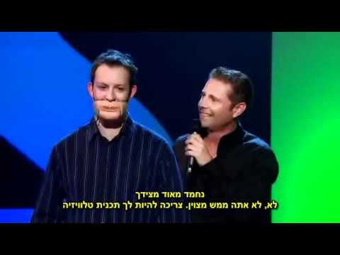 מופע קומי עם בובת פיתום אנושית