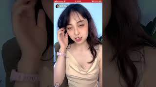 ライブ配信　胸元さっくり胸チラ　谷間