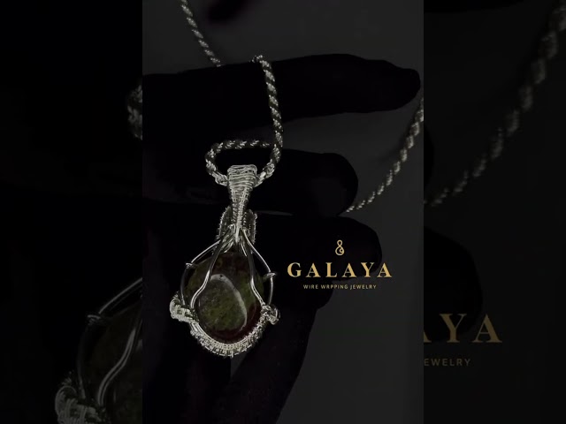 قلادة من الفضة الخالص مع حجر دم التنين