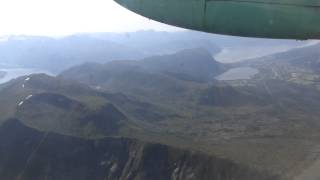 preview picture of video 'Wideroe Dash 8-100 LN-WIV landing at Örsta-Volda arriving from Oslo'