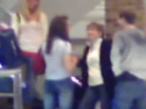 Picking Up Women In Unusual Situations (Daygame)