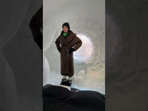 Paula on the toilet 🚽🧊 There is no toilet in the igloo!! 😱