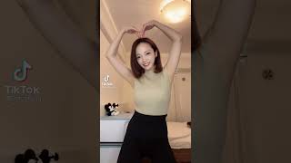 【TikTokまとめ】胸の揺れと大きさがハッキリとわかるニット巨乳