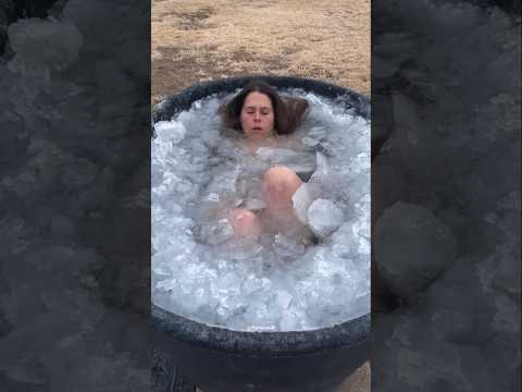 क्यों लोग बर्फ से नहाते है ? Ice bath benefits #icebath #shorts