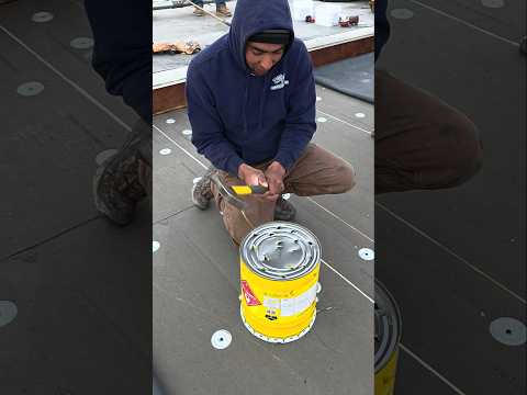 Habra otra forma mas facil de tirar el pegamento #flatroofing #ruferos #construccion