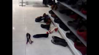 preview picture of video 'intr-un magazin de pantofi , Dublin mall 2009.mp4'