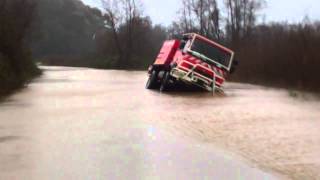 preview picture of video 'Intempéries en Corse, un camion de pompiers en difficulté'