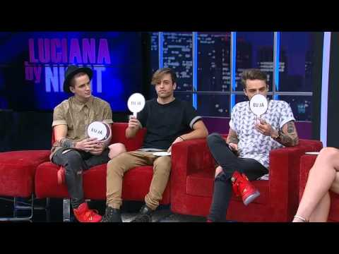 Meninos da Banda Fly levam um susto enorme no palco do Luciana By Night   RedeTV!   Luciana By Night