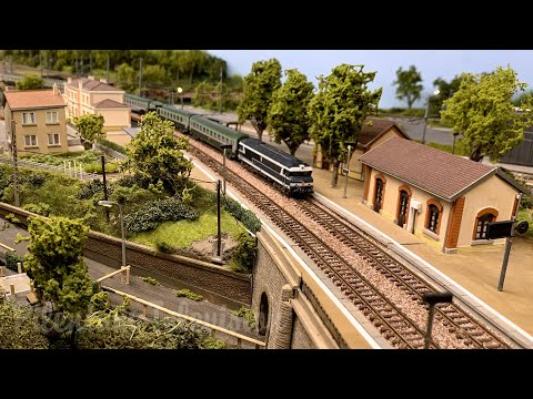 Layout da escala N francesa e trens modelo SNCF na estação ferroviária protótipo de L'Arbresle