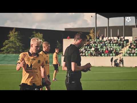 Ettanfotboll följer domare Henric Karlsson under matchen mellan Lunds BK-Jönköpings Södra IF.