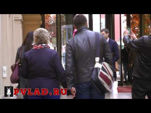 Подход к двум девушкам