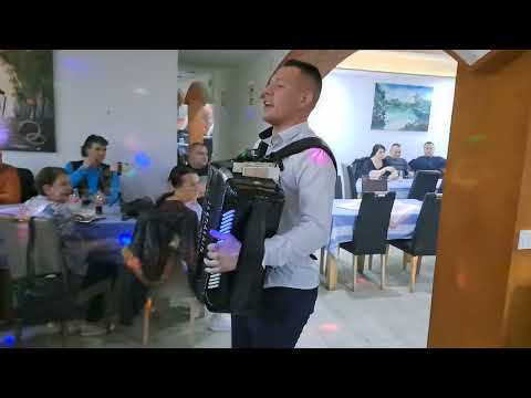 Faris Cardakovic, mladi uspjesni harmonikas zabavlja goste na sjelu restoran kod Gerija