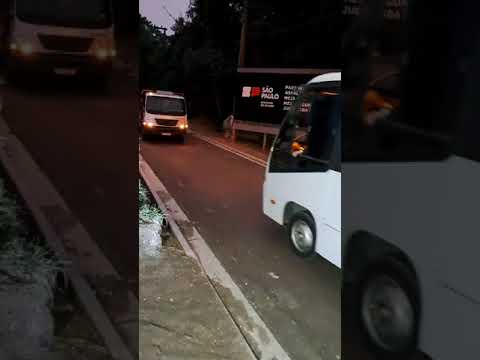 VEJA A DESGRAÇA DA PAVIMENTAÇÃO QUE LEVOU AO EMBARGO ATRAVÉS DA MATÉRIA DO JORNAL AGORA COM O VEREADOR. CHIQUINHO ONDE NÃO PASSA DOIS CARROS ESSA É A FAMOSA VIELA DA MEIA LÉGUA.