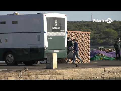 ARRIBADA D'UNA BARCA AMB MIGRANTS A PORTOCOLOM.