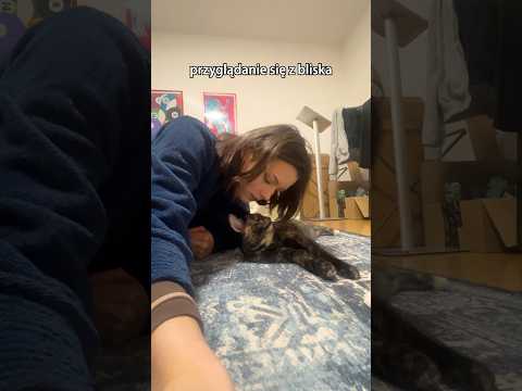 Traktuje kota jak ona mnie