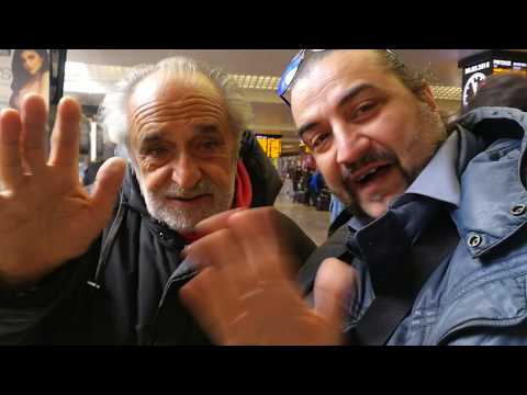 Nini Salerno saluta i fan de I Gatti di Vicolo Miracoli col Salutatore