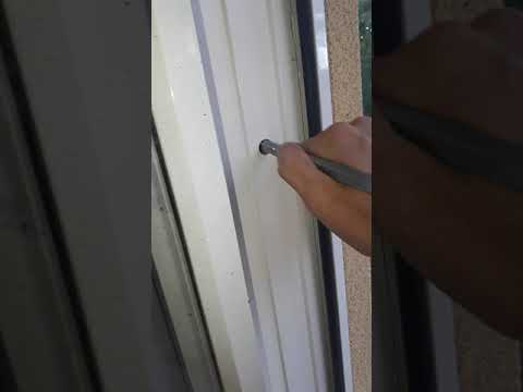 Justering av karmskruv på fönster och bygge av myggnät. Se beskrivning