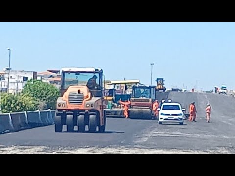 TERMINANDO O ASFALTO DO VIADUTO QUE DÁ ACESSO A PONTE NAS OBRAS DA TRAVESSIA URBANA DE JUAZEIRO BA.