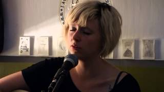 Waxahatchee - Bathtub - (live)  Les Balades Sonores