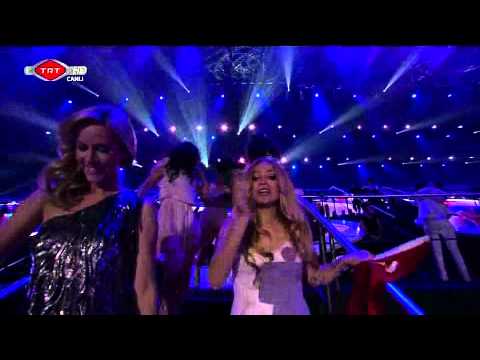 Nigar ın Türkiye bayrağı ile sahneye inmesi (Yüksek kaliteli)