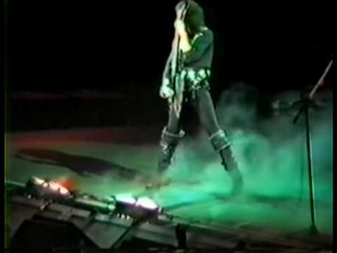 KISS - Gene Bass Simmons Solo / I Love It Loud - Quebec 1984 - Lick It Up World Tour