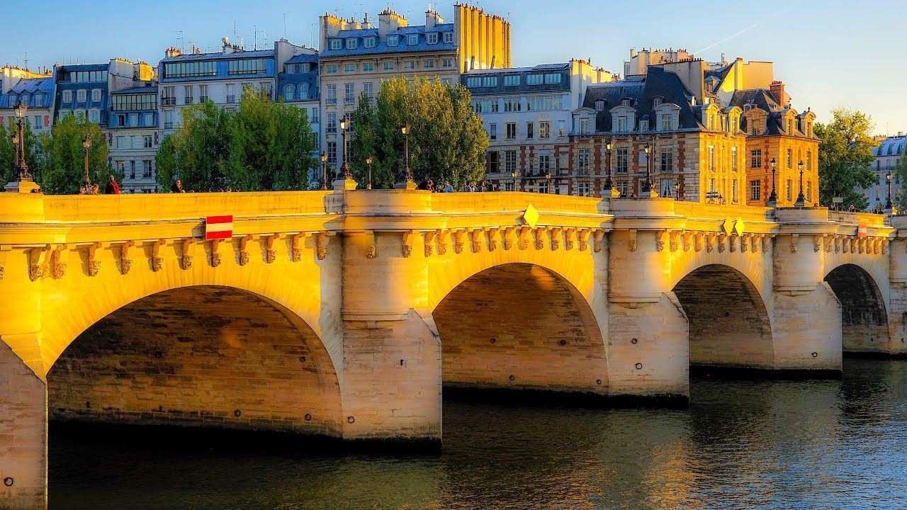 Immerse yourself in a virtual tour of the iconic Pont Neuf!