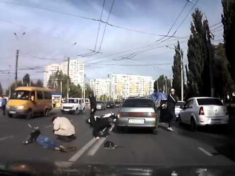 На пр. Кирова мотоциклист, ехавший по встречке, сбил женщину, перебегавшую дорогу в неположенном месте